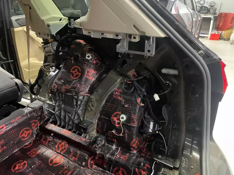 Шумоизоляция багажника Volkswagen Touareg-6